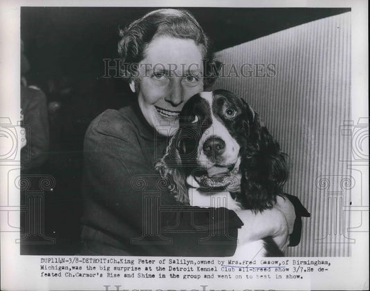 1954 Press Photo Mrs Fred Gasow & her spaniel at Detroit Kennel show - Historic Images