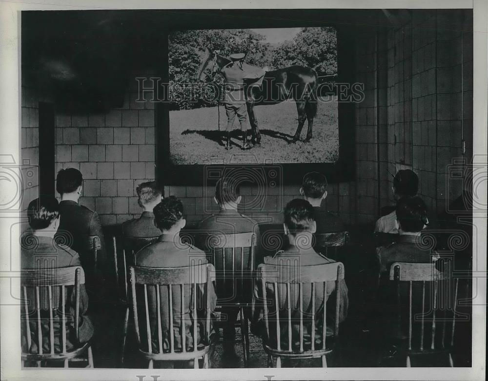 1940 Press Photo US Army Soldiers Sitting &amp; Watching Film - Historic Images