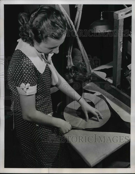 1938 Press Photo Woman in a workroom cutting clothing patterns - Historic Images