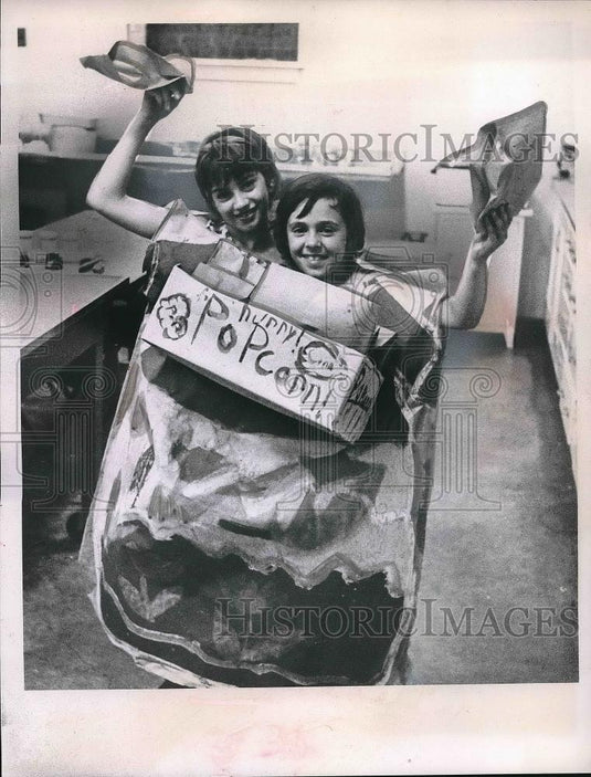 1952 Press Photo Two children involved in the play "Paul The Wizard" - Historic Images