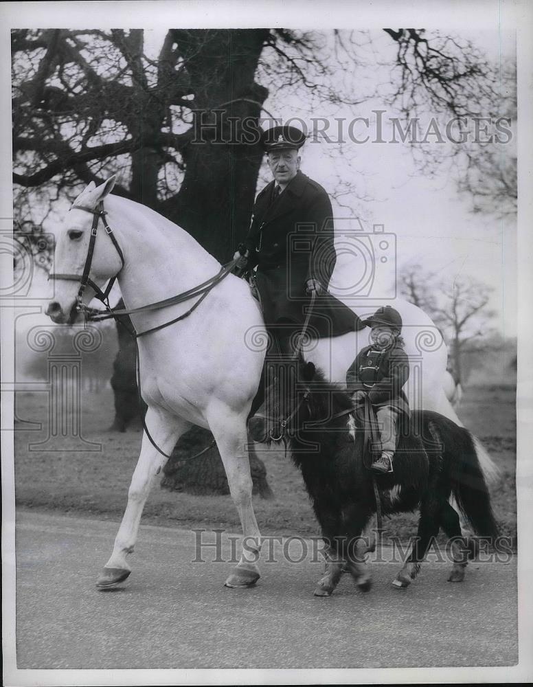 1958 Press Photo Three-Year-Old Lynda Tunbridge, L. Harvey, Pony Club in England - Historic Images