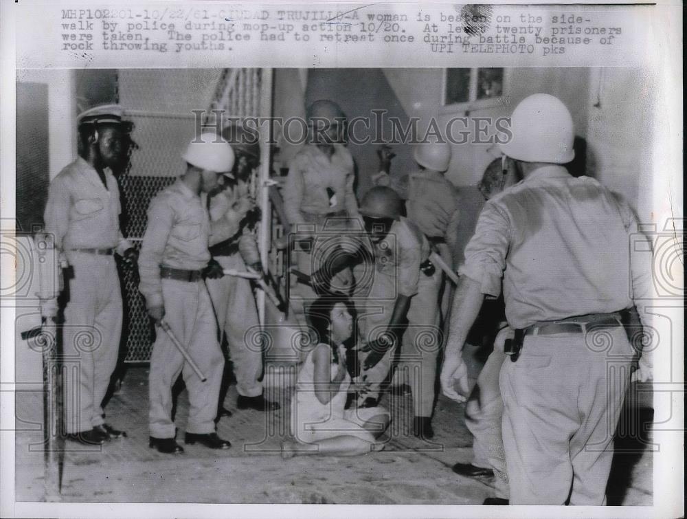 1961 Press Photo Women on the sidewalk during a Mop-up action in Ciudad Trujilo - Historic Images