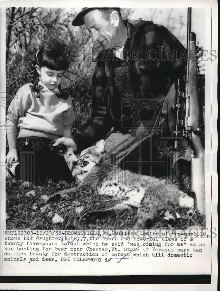 1958 Press Photo Wilfred Lemire, daughter Kathy, 7, with a 25-pound Bobcat - Historic Images