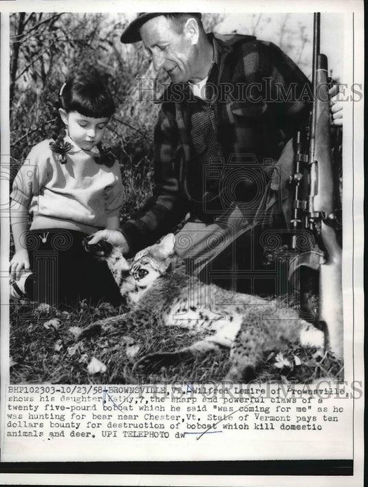 1958 Press Photo Wilfred Lemire, daughter Kathy, 7, with a 25-pound Bobcat - Historic Images