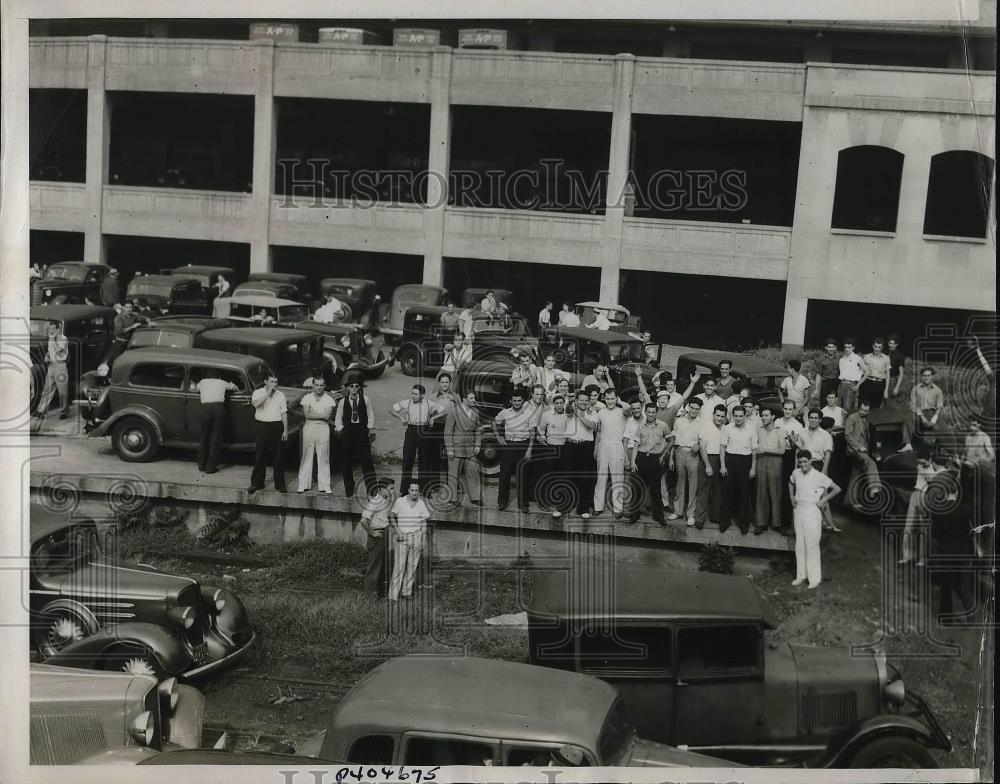 1937 Press Photo Striking drivers at Philadelphia warehouses - Historic Images