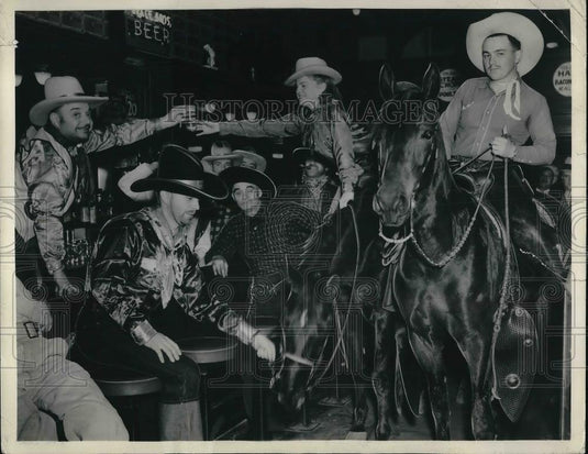 1939 Press Photo Mary Osborne & Jay Thiesault Prepare To Ride - Historic Images