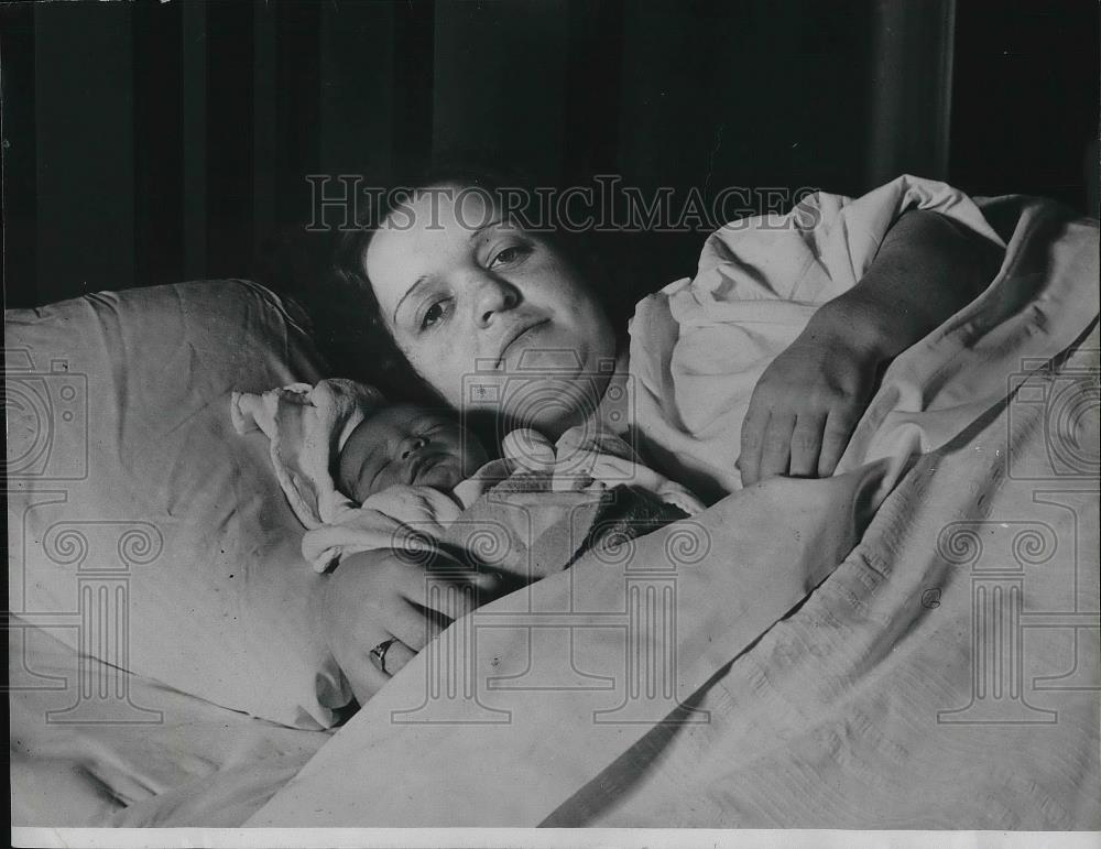 1936 Press Photo Mrs.Pernice Shambow,midget Mother gave birth to a normal baby. - Historic Images