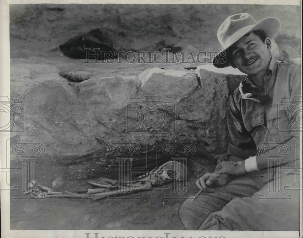 1929 Press Photo Explorer Richard Martin with Excavated Bones - Historic Images
