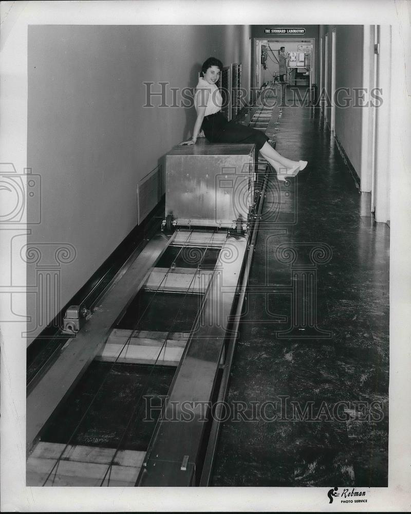 1958 Press Photo Secretary Doreen Rees, Stouffer Corp Research Lab Conveyer Belt - Historic Images