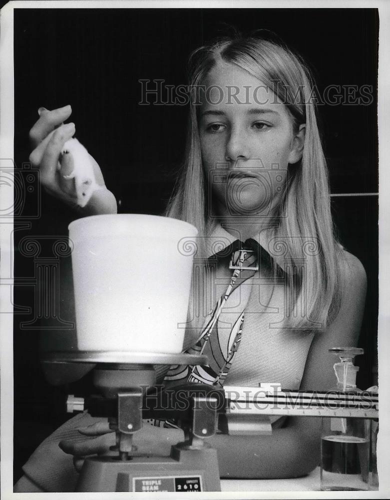 1970 Press Photo Nancy Kovic, Cancer Research on Mice, St. Petersburg, Florida - Historic Images