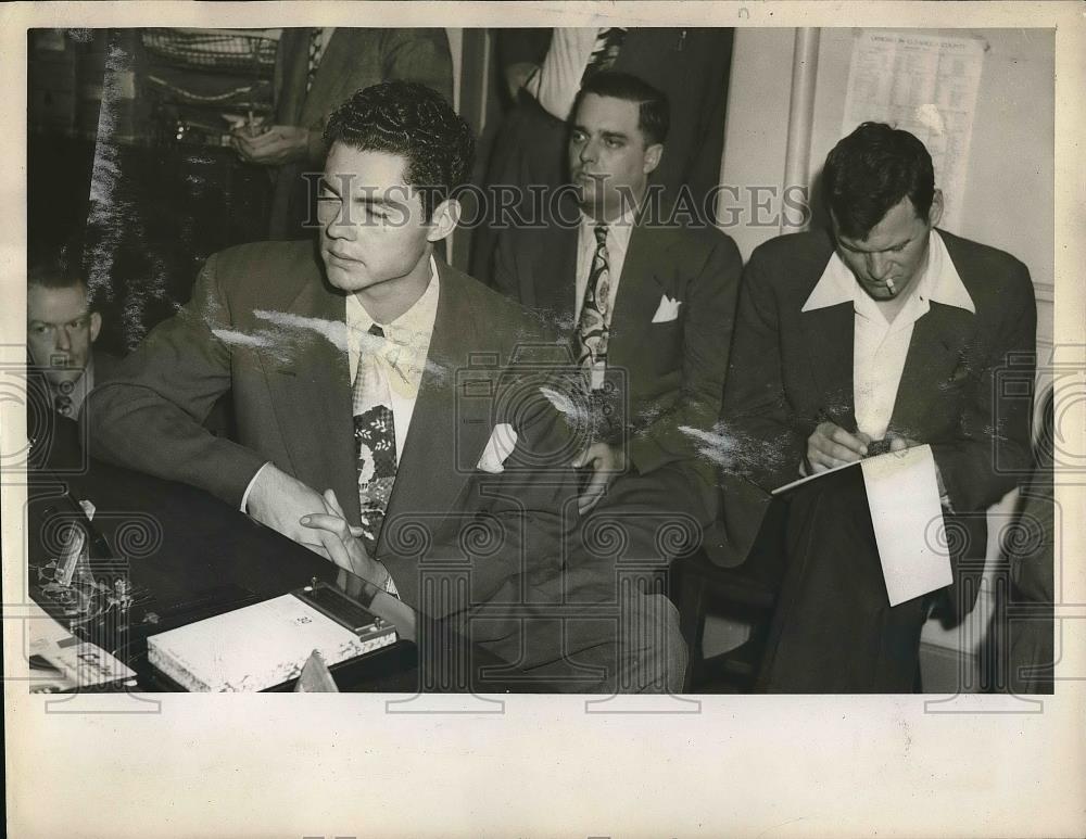 1947 Press Photo Eddie Delany brother of Jimmy Doyle inquiring of brothers death - Historic Images
