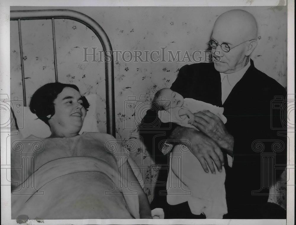 1937 Press Photo Nese Yourex, 81, with his baby girl and wife - Historic Images
