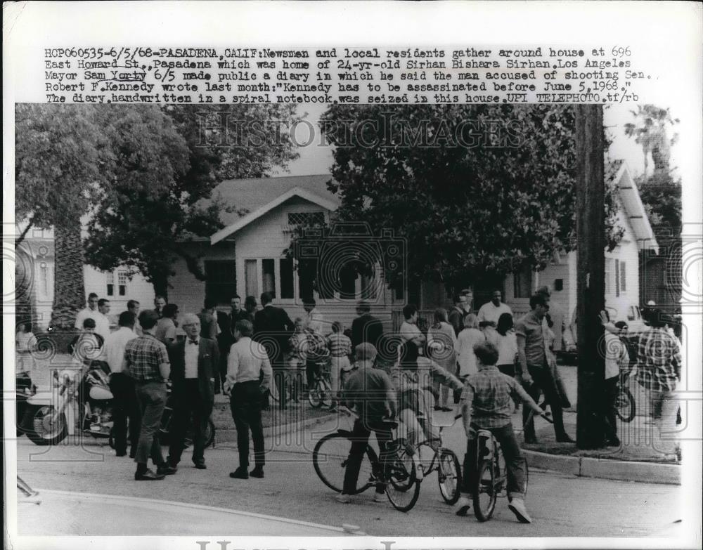 1958 Press Photo Newsmen and Local residents Mayor Sam Yorty - Historic Images