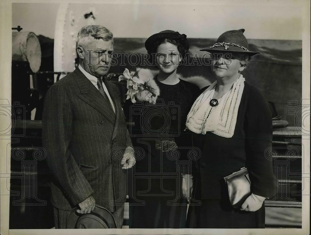 1935 Press Photo Mr. &amp; Mrs. Shepherd Bryan With Daughter Mary In Manhattan - Historic Images