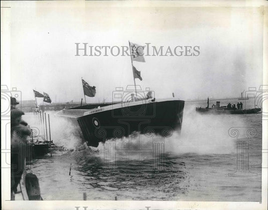 1943 Press Photo Hitting the Thames w/ a might splash, the barge, "Primus" is - Historic Images