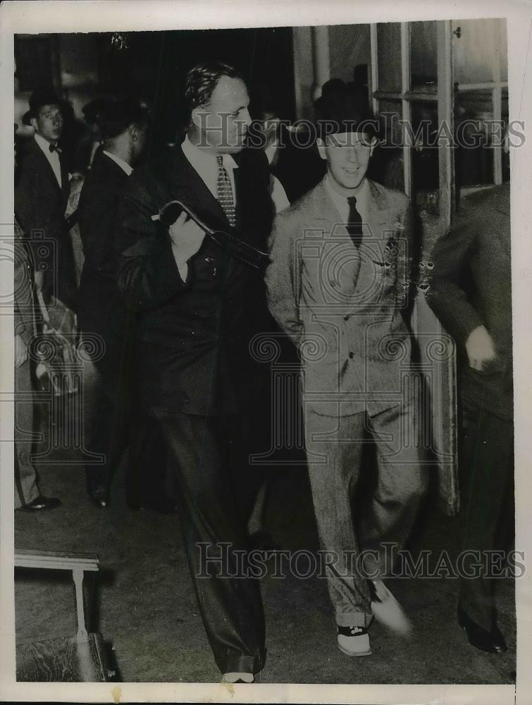 1935 Press Photo Marshall Sprauge Paris reporter mistaken for Prince - Historic Images