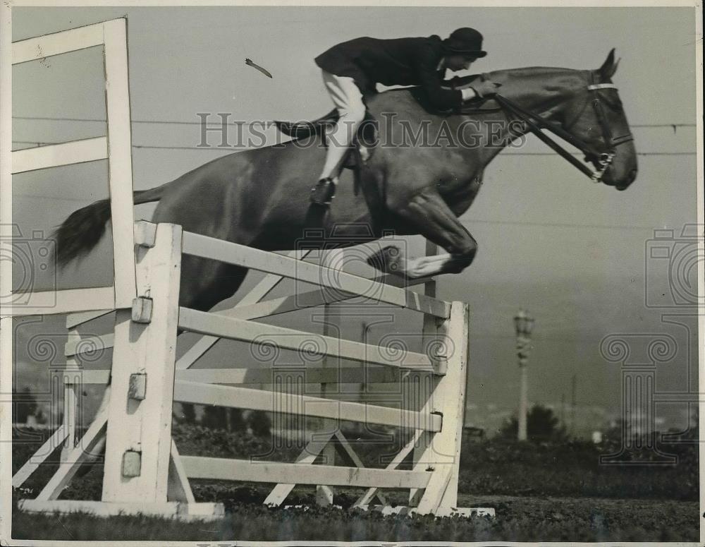 1931 Press Photo Mrs Leola Mark Taking Practice Jump - Historic Images