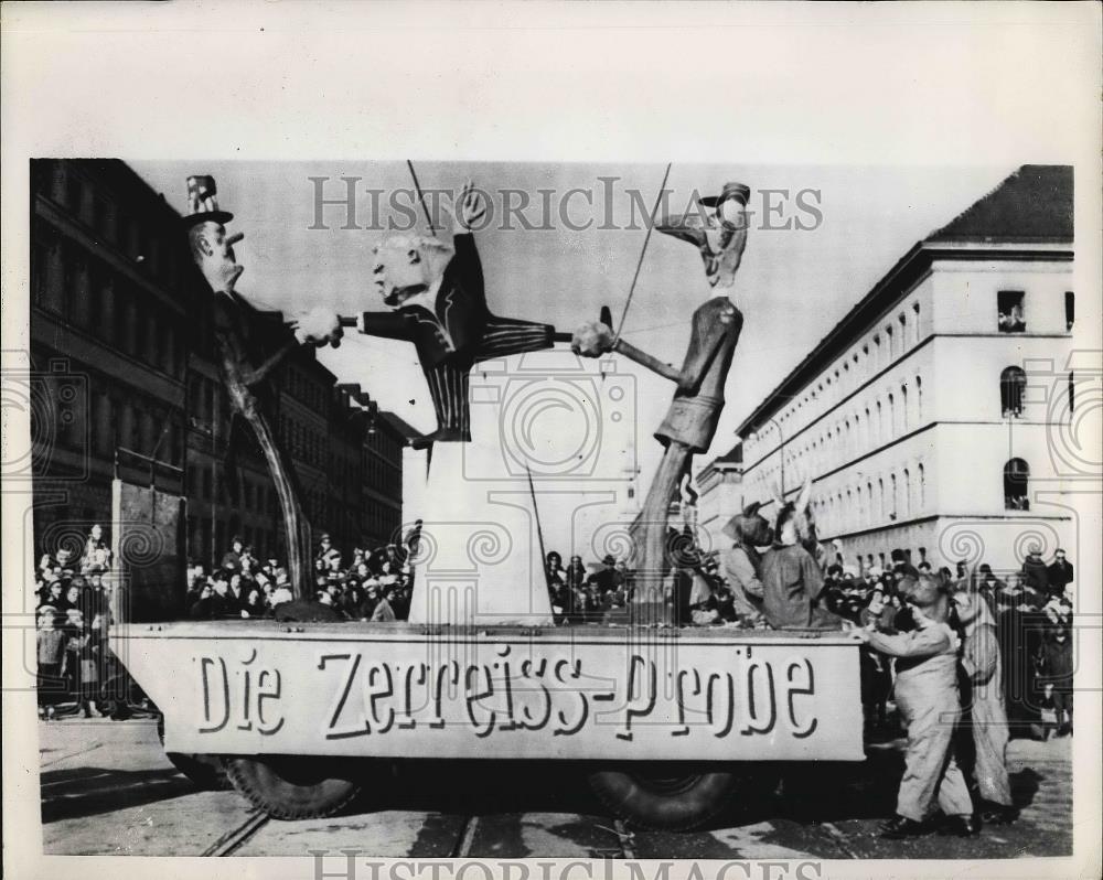 1965 Press Photo Munich Carnival, Effigy on Float of Lyndon Johnson, De Gaulle - Historic Images