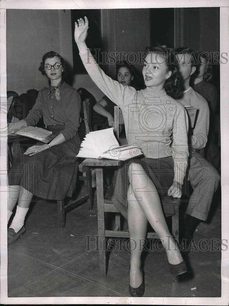 1953 Press Photo Stage Actress inga Robe on her French Class at Columbia Univ. - Historic Images