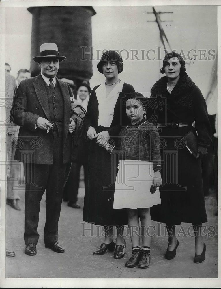 1932 Press Photo Mr and Mrs G. Mills with their daughter Pauline - Historic Images