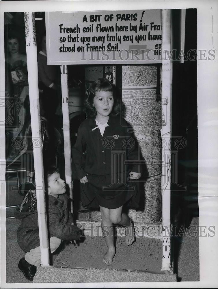 1959 Press Photo Cheryl Hess stepping on soil from Paris. - Historic Images