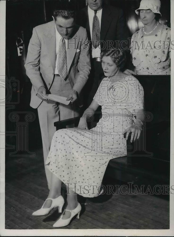 1933 Press Photo Mrs. Bessie Opas Questioned By Policeman In Chicago - Historic Images