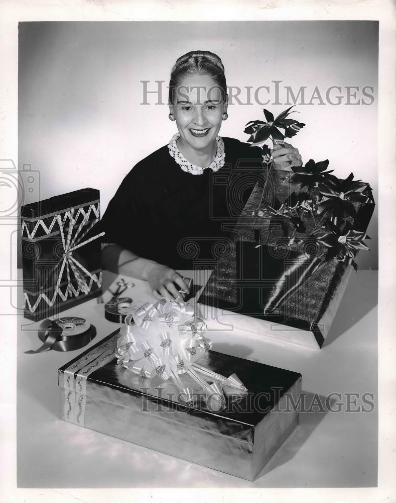 1956 Press Photo Lucille Lille lecturer on Gift wrapping. - Historic Images