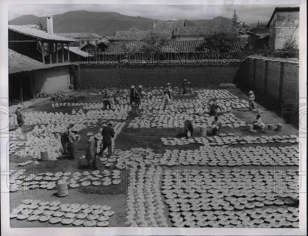 1956 Press Photo Creating hats in Honduras. - Historic Images