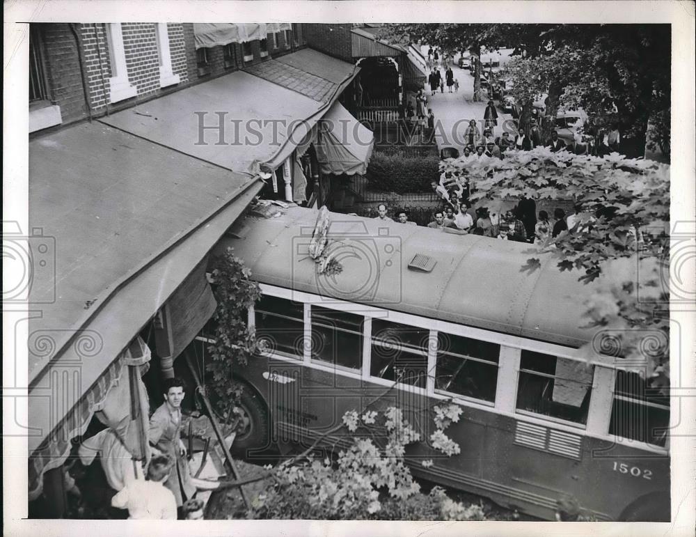 1944 Press Photo Bus Crashes in to 2 Houses Philadelphia - Historic Images