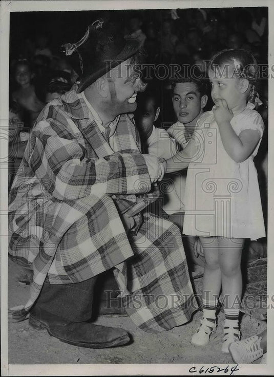 1941 Press Photo Banker G.Wylie Overly Spends Vacation As A Clown - Historic Images
