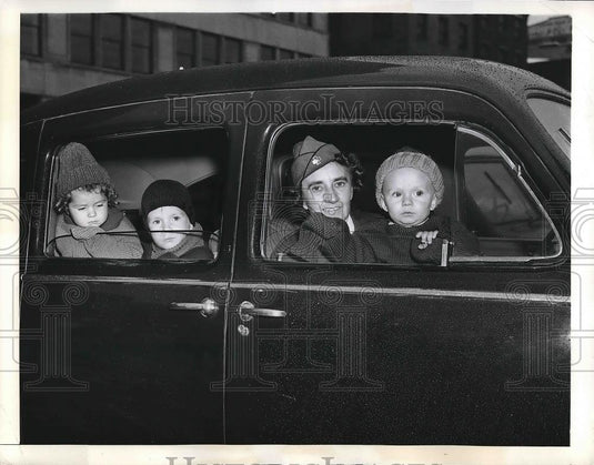 1942 Press Photo A Red Cross Motor Corps worker in car w/ 3 young charges, - Historic Images