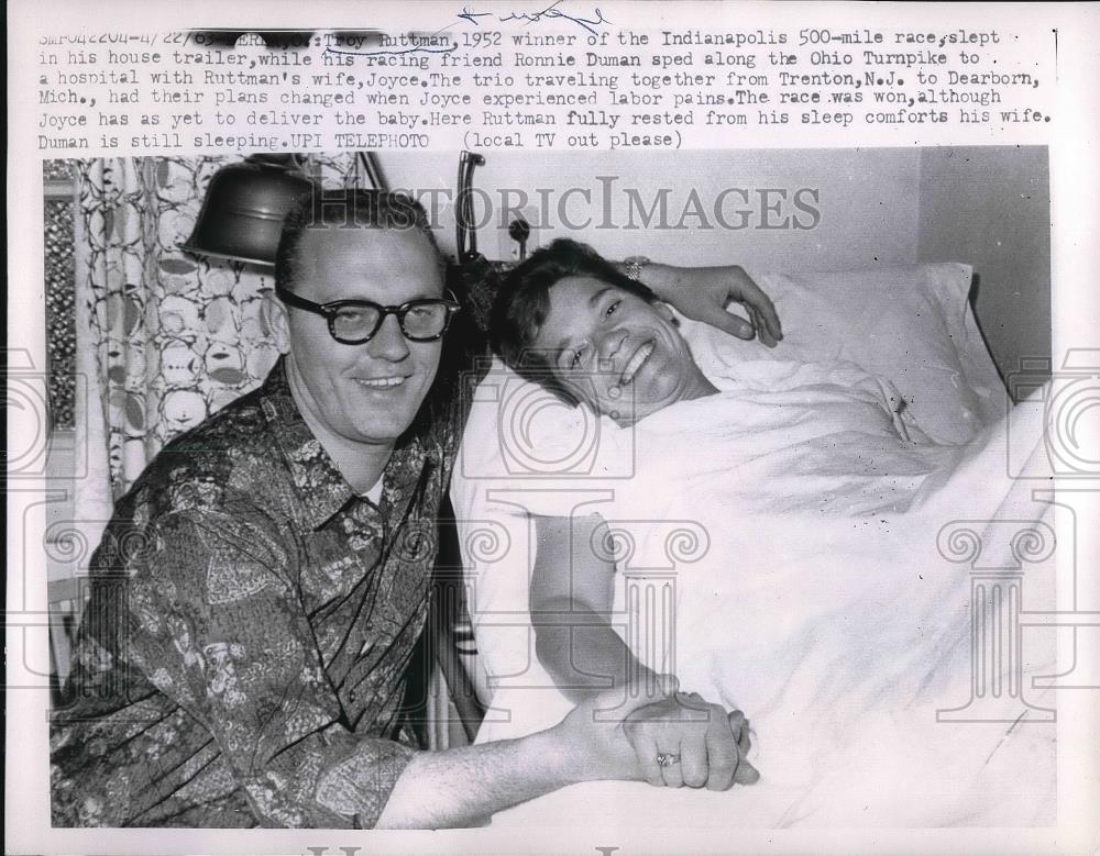 1963 Press Photo Troy Ruttman, Winner of Indy 500 Race With Wife in Hospital - Historic Images
