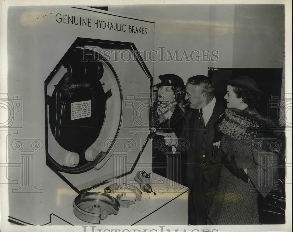 1935 Press Photo Plymouth Automobile hydraulic Brake display. - Historic Images