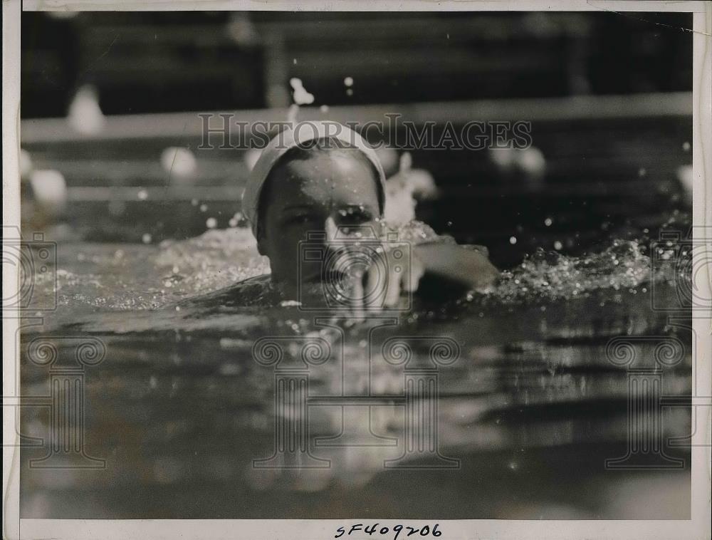 1937 Press Photo Toni Redfern, lost her National A. A. Y. title in the 100-meter - Historic Images