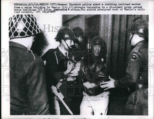 1958 Press Photo police eject striking railroad worker in Mexico City - Historic Images
