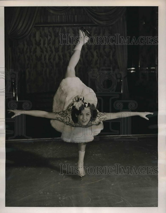1941 Press Photo Ice Skater Dorothy maintains perfect balance - Historic Images
