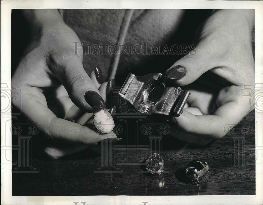 1941 Press Photo Demonstration of jewelry w/ interchangeable stones - Historic Images