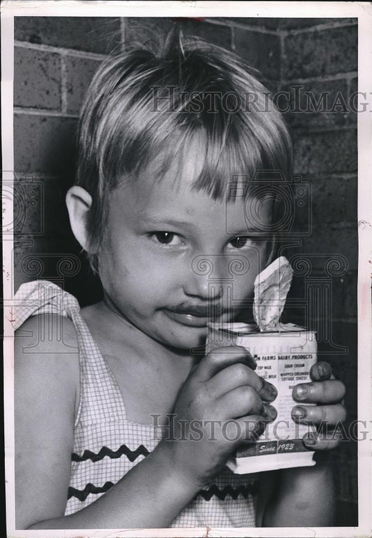 1961 Press Photo Brenda Giles, milk program at West Side Community House - Historic Images