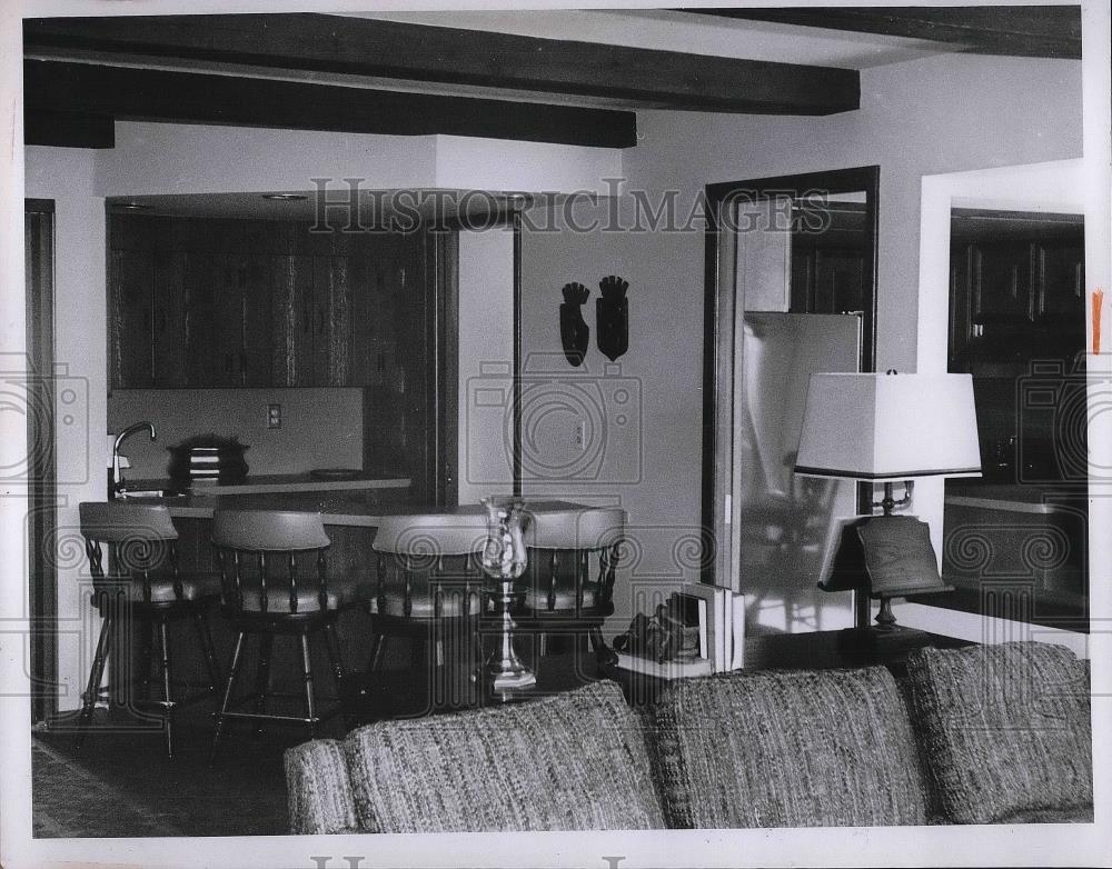 1967 Press Photo Barstools at Kitchen Counter, Adjoining Living Room, Detroit - Historic Images