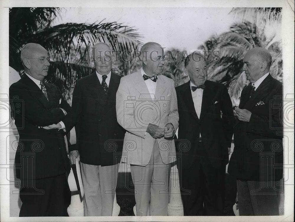 1945 Press Photo Newspaper Publishers at Roney Plaza in Miami Beach - Historic Images