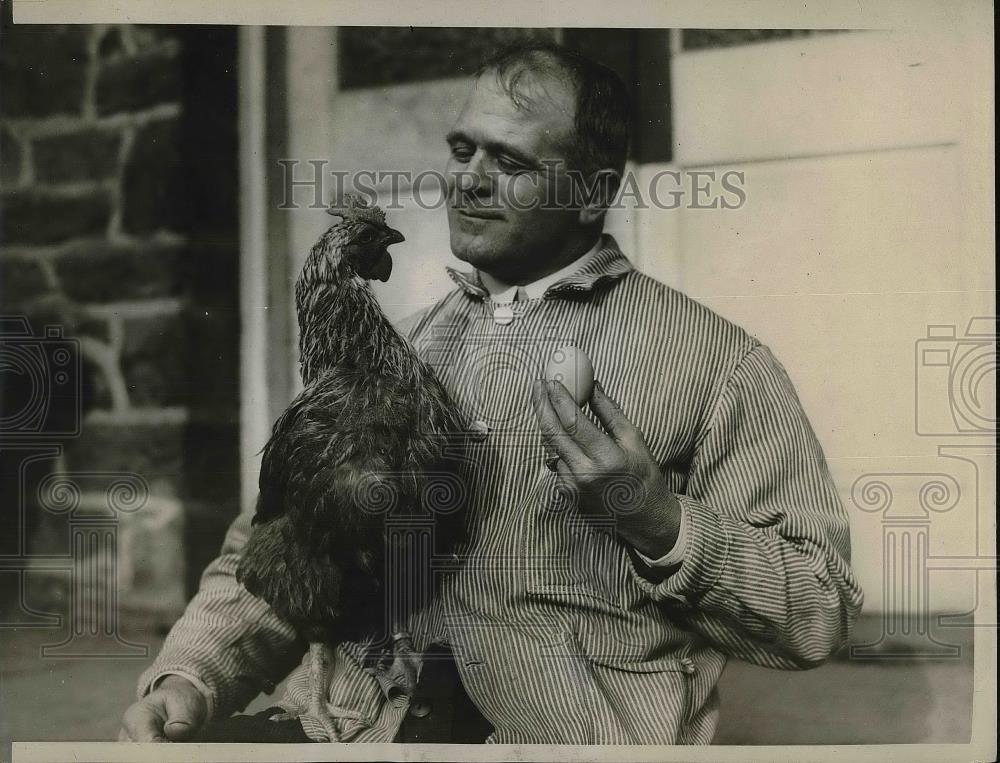 1929 Press Photo Washington DC Zoo Bird House Keeper Holding Araucanian Hen - Historic Images