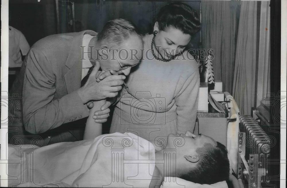 1958 Press Photo PFC Rodney Johnson, parents Mr. Harry Johnson, Mrs. Johnson - Historic Images