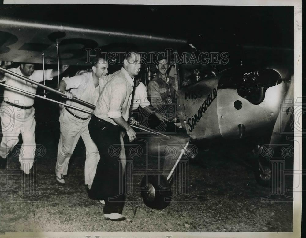 1939 Press Photo Humphrey Moody in plane after end of flight - Historic Images