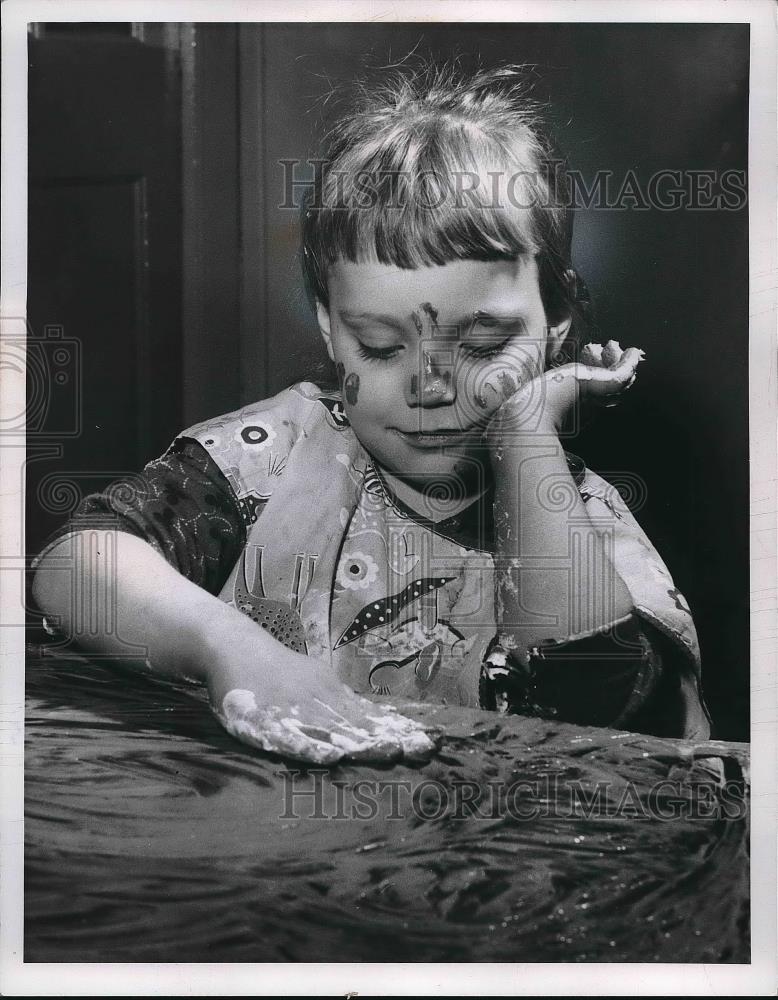 1958 Press Photo Peggy Sue Lituw at West Side Community House - Historic Images