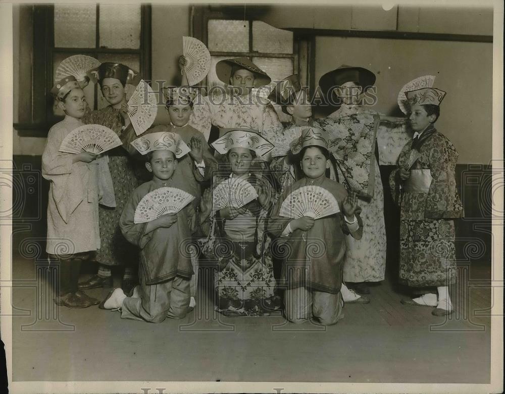 1927 Press Photo Members of The Boy&#39;s club in Gilbert &amp; Sullivan Comic Opera. - Historic Images