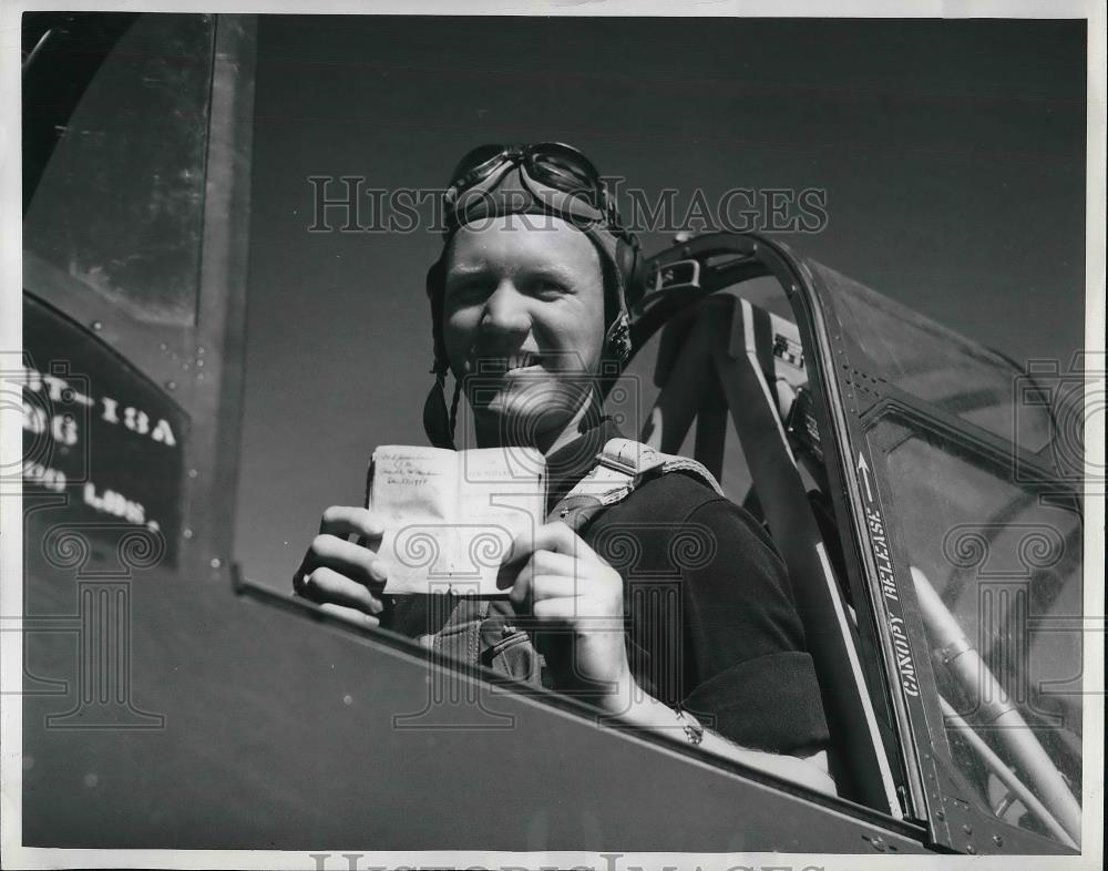 1942 Press Photo Harold Henderson in Plane Cockpit With New Testament - Historic Images