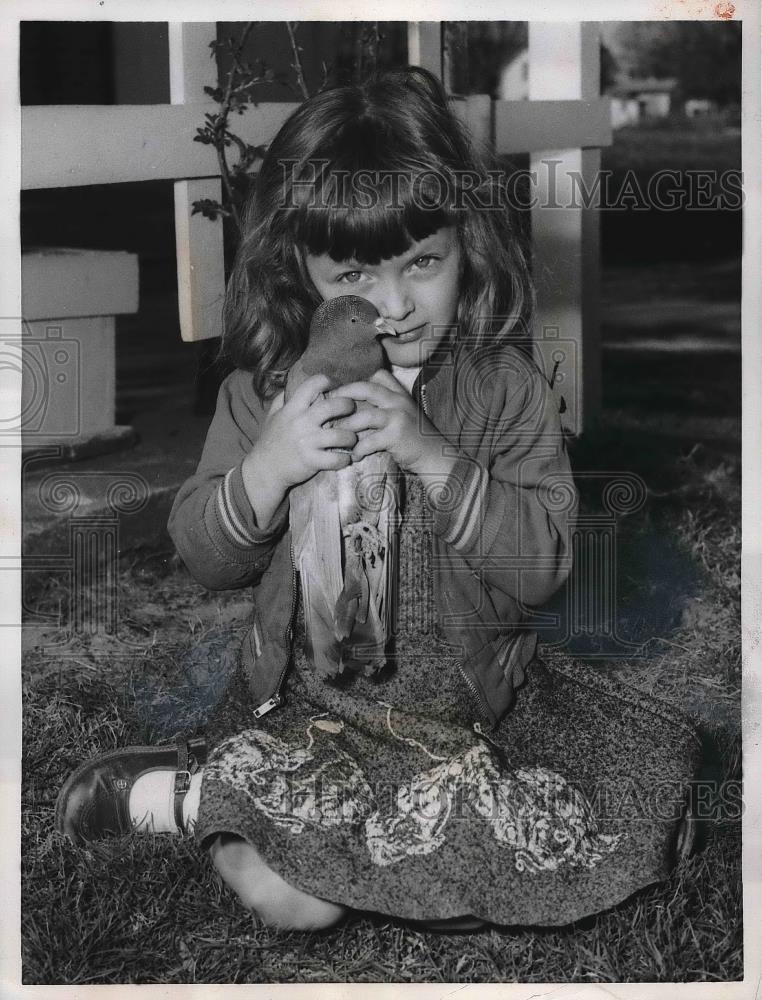 1959 Press Photo Sandy Schambon with Pigeon - Historic Images