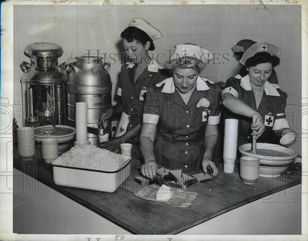 1942 Press Photo Mobile Kitchen Cooks, Queen Central American Red Cross Chapter - Historic Images