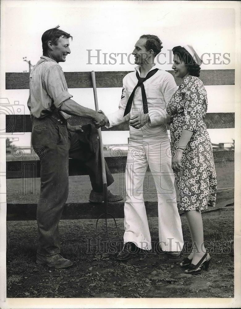 1943 Press Photo Sailor Mike Lopez &amp; Betty Mantia With a Connecticut Farmer - Historic Images