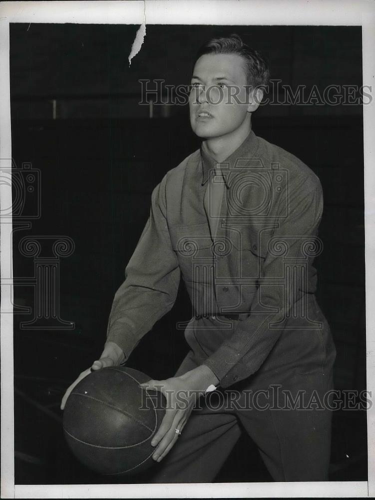 1943 Press Photo Arnold Carlson Holding Basketball On Basketball Court - Historic Images